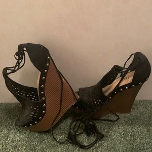 Brown with gold stone wedges